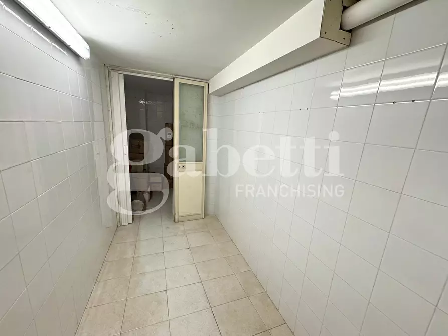 Immagine 3 di Negozio in affitto  in Via Pirozzi a Frattamaggiore