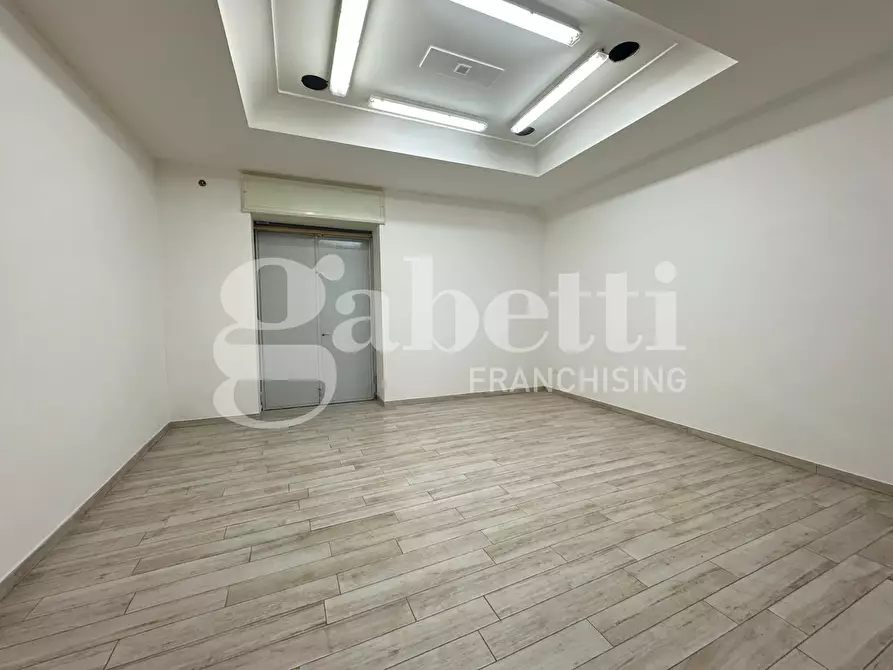 Immagine 4 di Negozio in affitto  in Via Pirozzi a Frattamaggiore