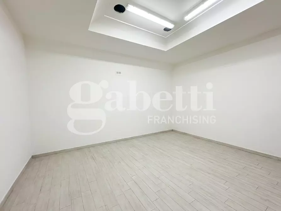 Immagine 5 di Negozio in affitto  in Via Pirozzi a Frattamaggiore
