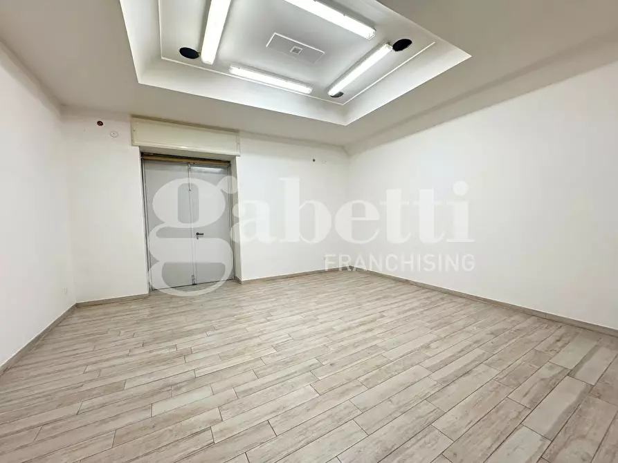 Immagine 2 di Negozio in affitto  in Via Pirozzi a Frattamaggiore