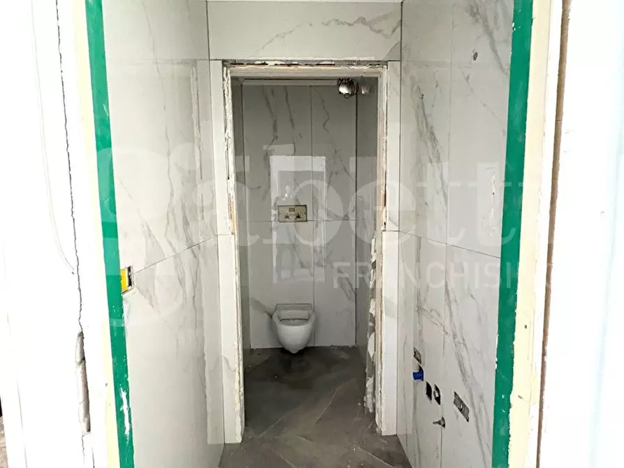 Immagine 6 di Negozio in vendita  in Via calata capodichino a Napoli