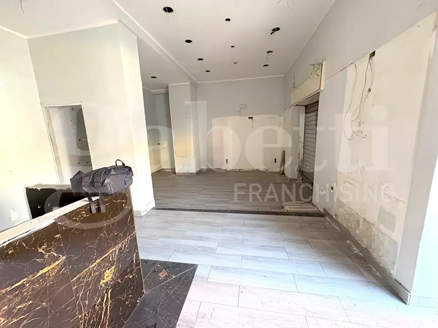 Immagine 4 di Negozio in vendita  in Via calata capodichino a Napoli
