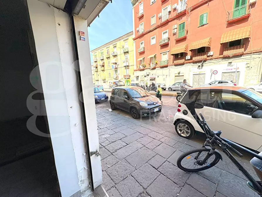 Immagine 7 di Negozio in vendita  in Via calata capodichino a Napoli