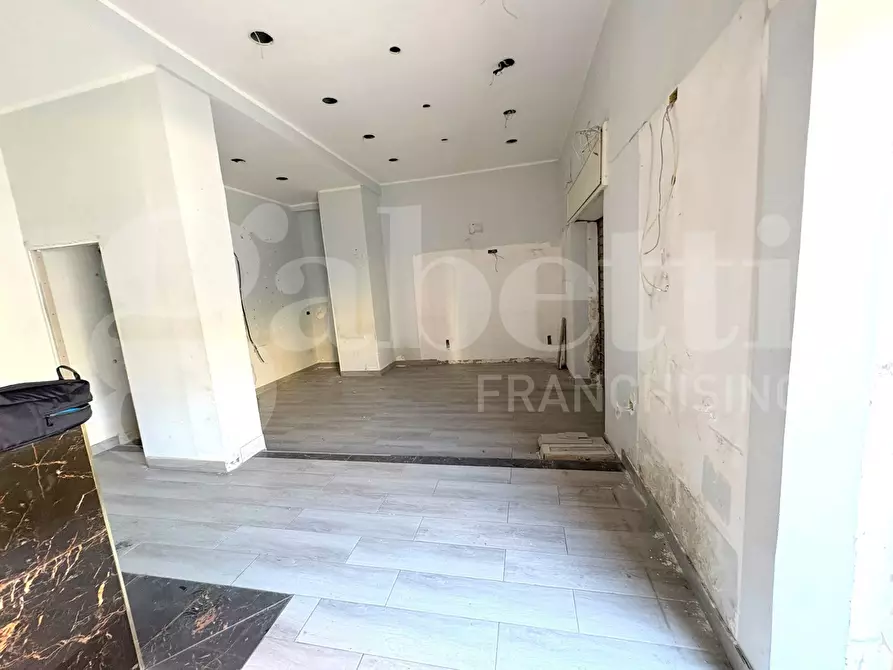 Immagine 1 di Negozio in vendita  in Via calata capodichino a Napoli