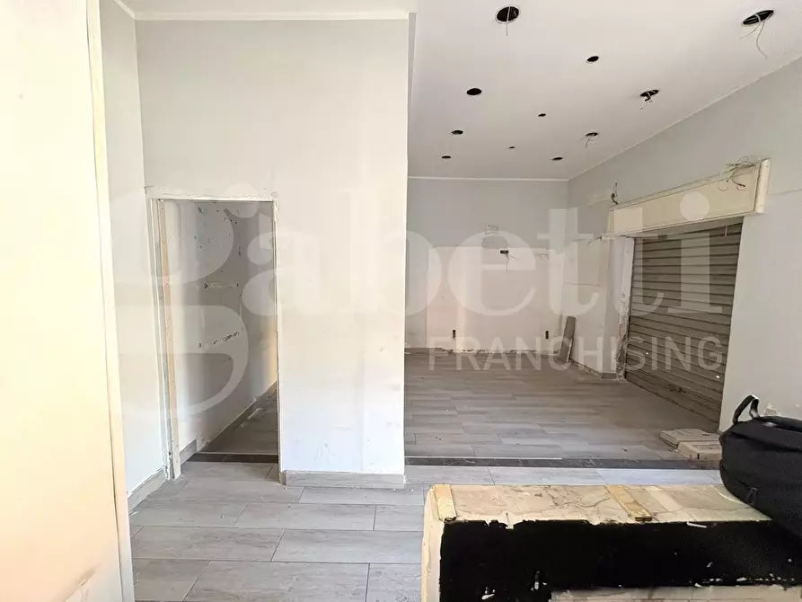 Immagine 2 di Negozio in vendita  in Via calata capodichino a Napoli