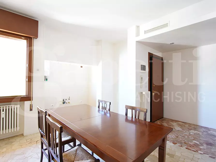 Immagine 4 di Appartamento in vendita  in Via Tevere, . a Venezia