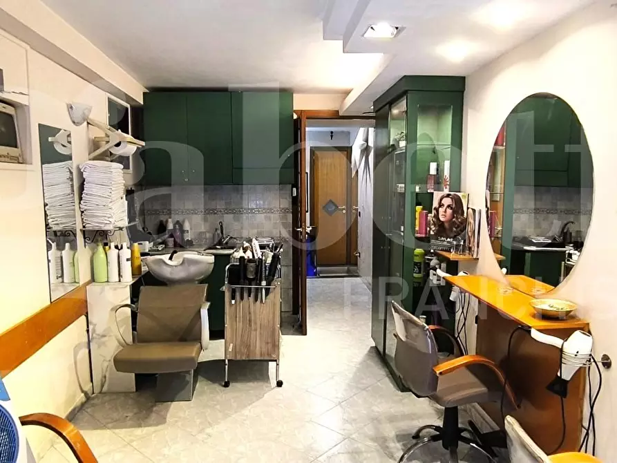 Immagine 16 di Negozio in vendita  in Via Foria a Napoli