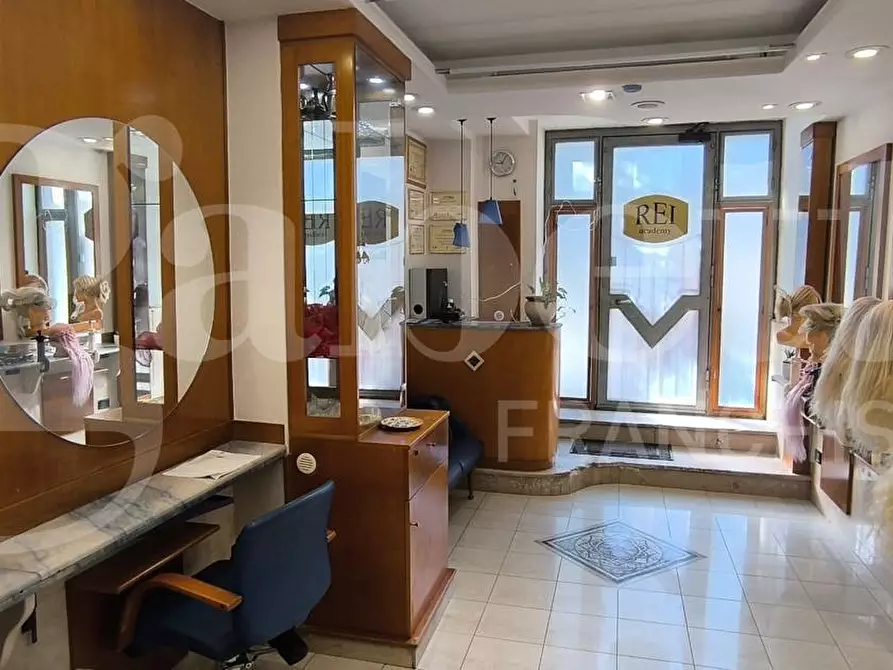 Immagine 2 di Negozio in vendita  in Via Foria a Napoli