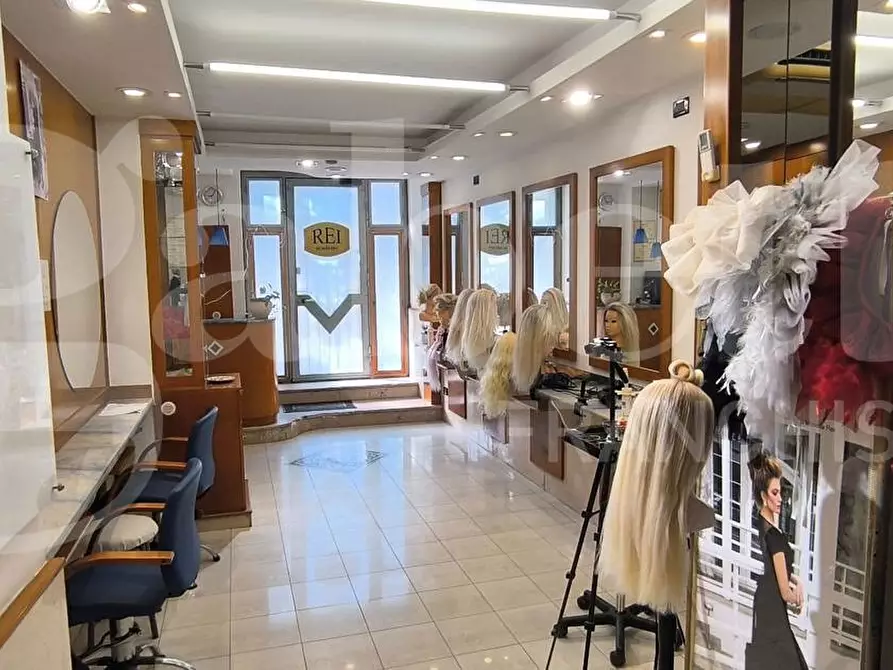 Immagine 4 di Negozio in vendita  in Via Foria a Napoli