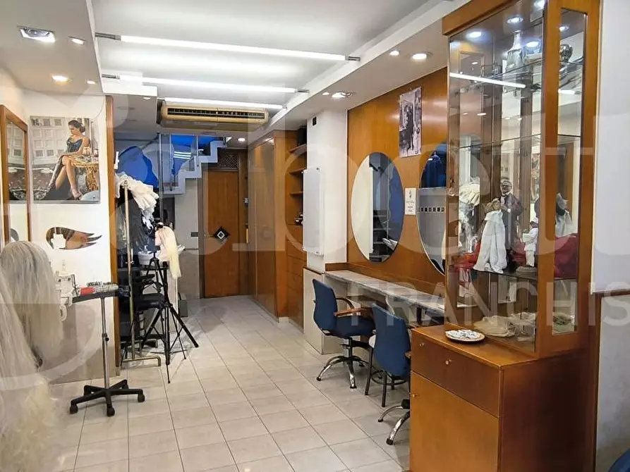 Immagine 7 di Negozio in vendita  in Via Foria a Napoli