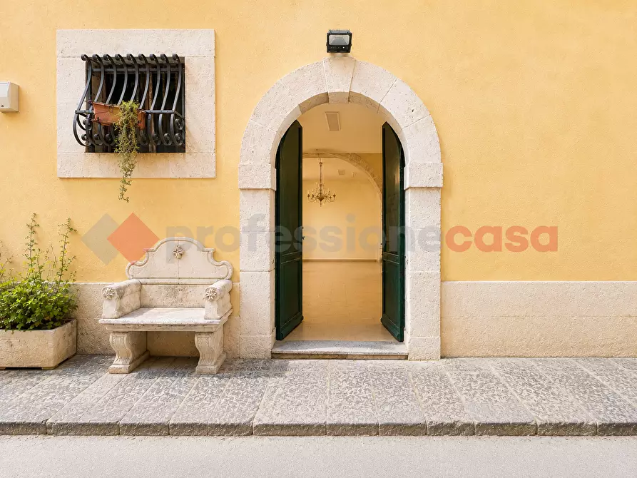 Immagine 1 di Attività commerciale in vendita  in Via vittorio veneto, 16 a Siracusa