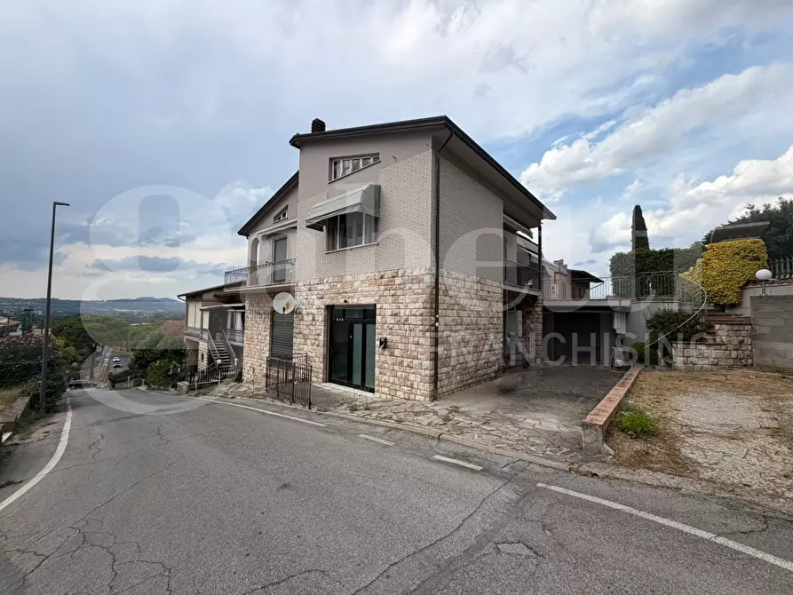 Immagine 35 di Casa bifamiliare in vendita  in Via MARIO ANGELONI, 1 a Torgiano