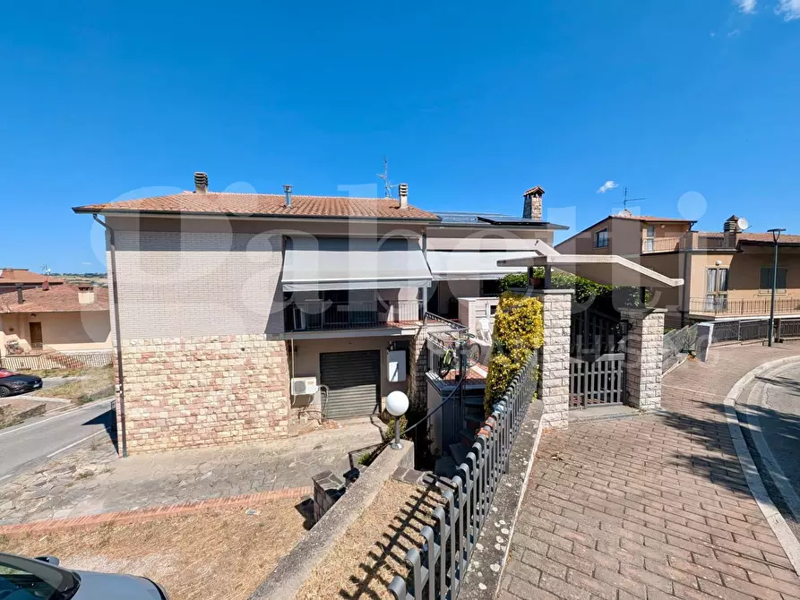 Immagine 30 di Casa bifamiliare in vendita  in Via MARIO ANGELONI, 1 a Torgiano