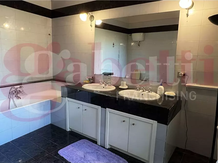 Immagine 15 di Villa in vendita  in Piazza Maria SS. del Rosario, 3/B a Guagnano