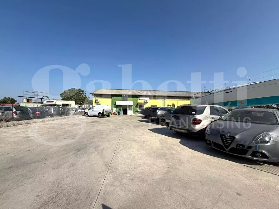 Immagine 1 di Magazzino in affitto  in Strada Congiunte Destre, 39 a Latina