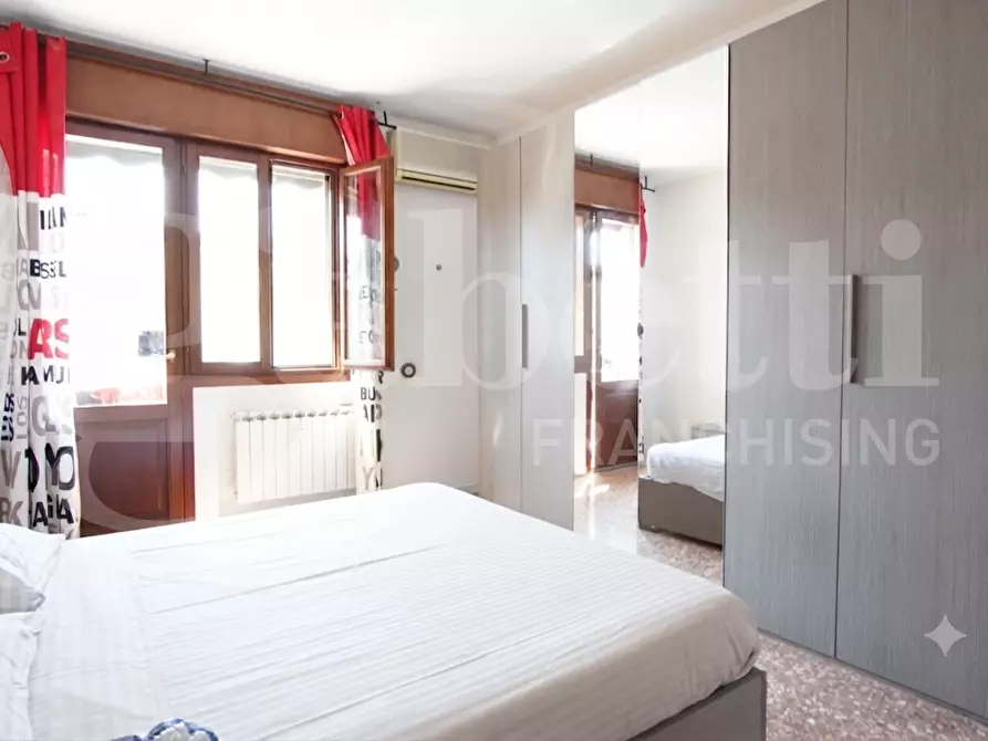 Immagine 8 di Appartamento in vendita  in Via Roma, . a Venezia
