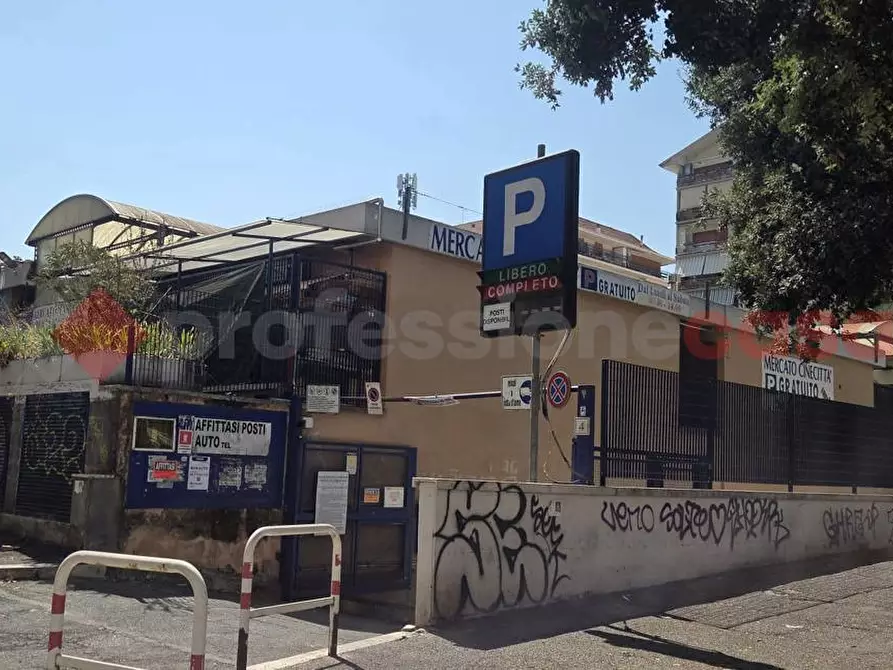 Immagine 2 di Box auto in vendita  in Via Elpidio Prisco, 4 a Roma