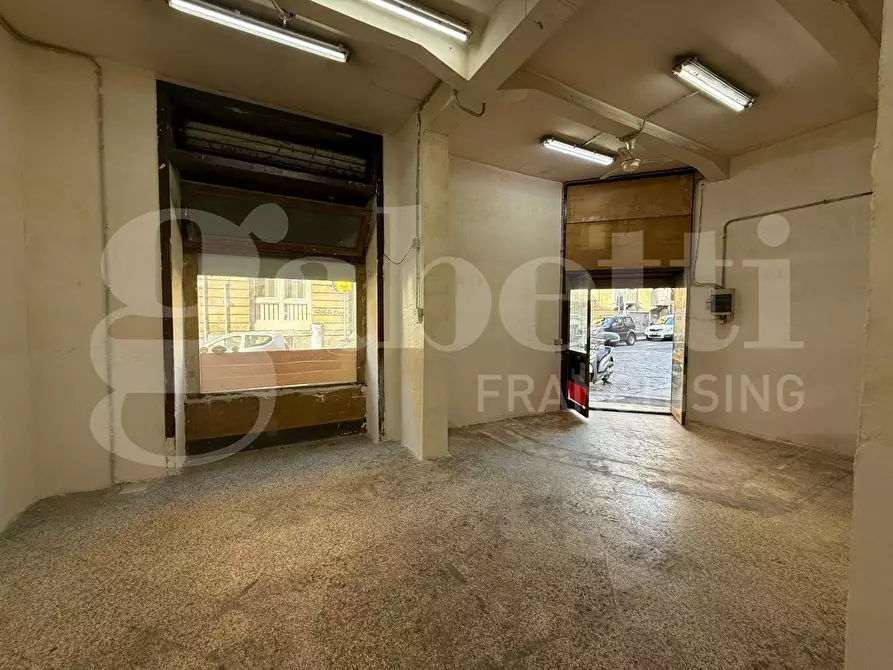 Immagine 11 di Negozio in vendita  in Via Caronda, 111 a Catania