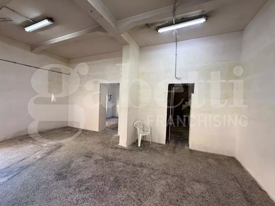 Immagine 17 di Negozio in vendita  in Via Caronda, 111 a Catania