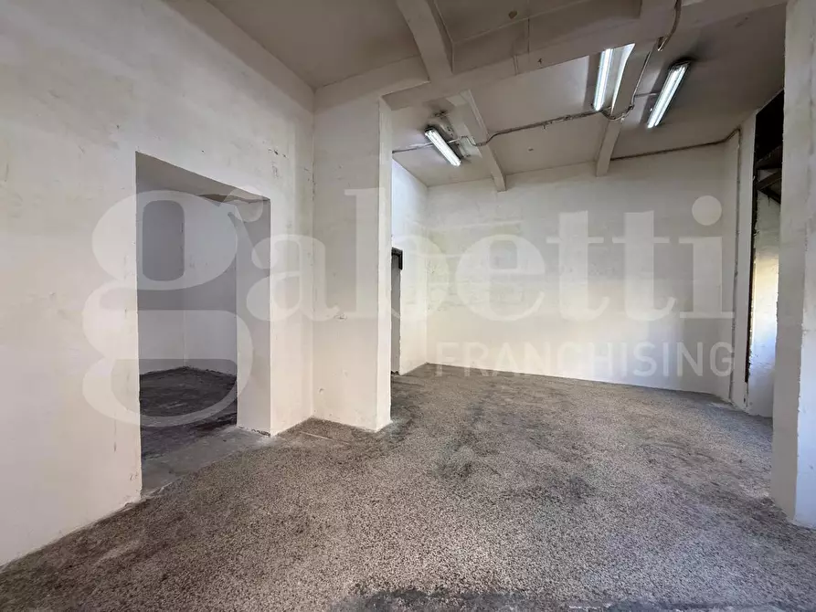 Immagine 9 di Negozio in vendita  in Via Caronda, 111 a Catania