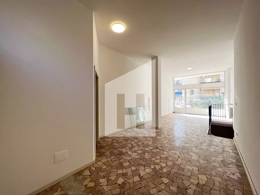 Immagine 3 di Attività commerciale in vendita  a Bolzano