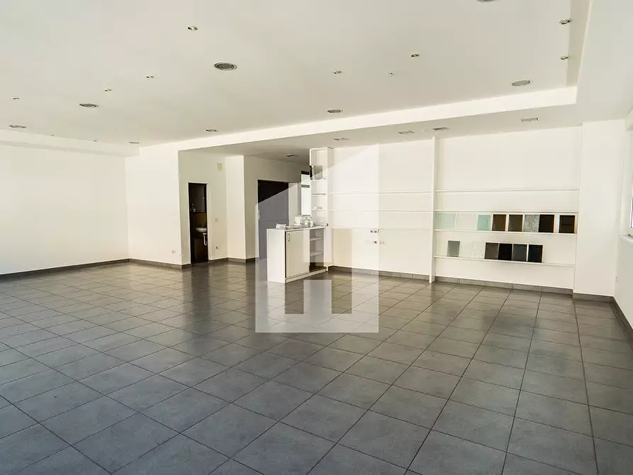 Immagine 1 di Ufficio in affitto  a Bolzano