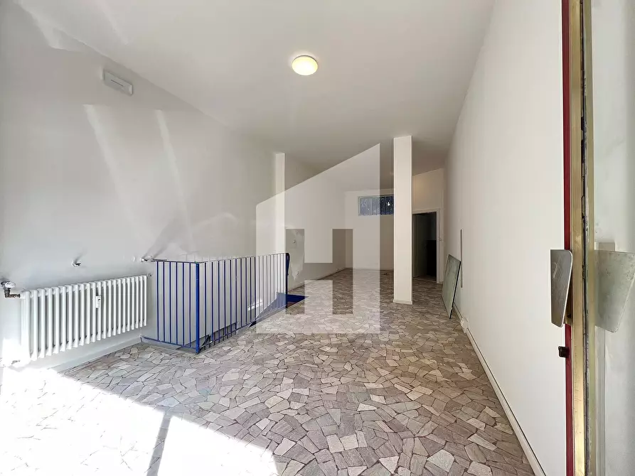 Immagine 2 di Attività commerciale in vendita  a Bolzano