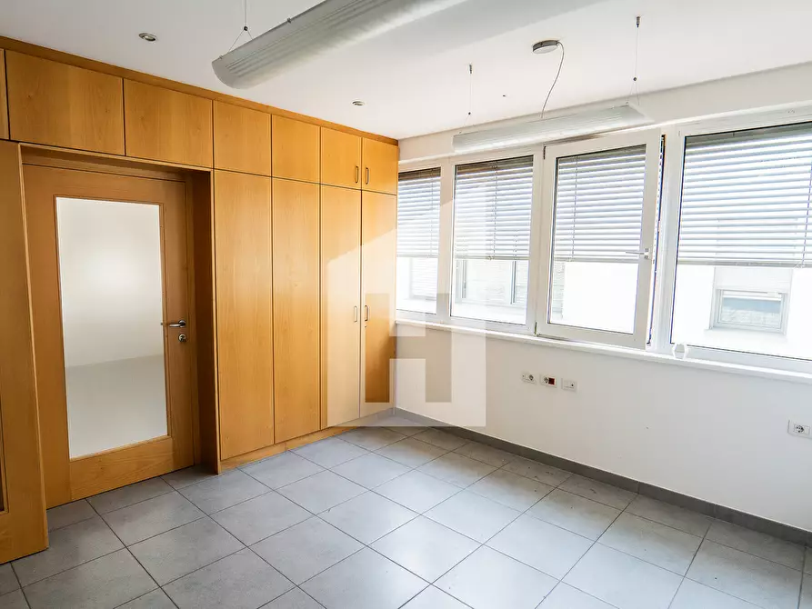 Immagine 5 di Ufficio in affitto  a Bolzano