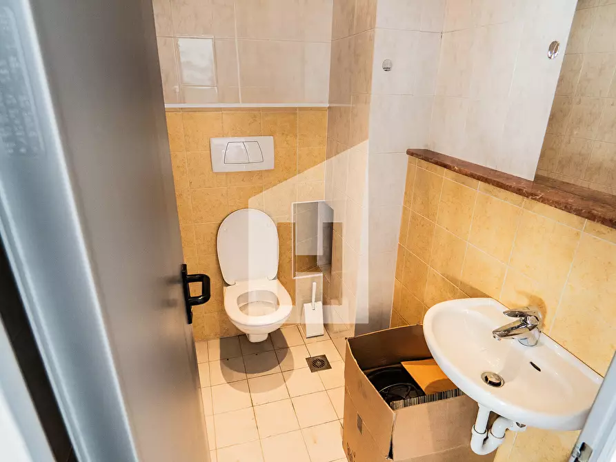 Immagine 12 di Ufficio in affitto  a Bolzano