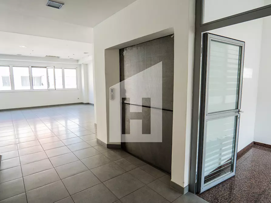 Immagine 4 di Ufficio in affitto  a Bolzano