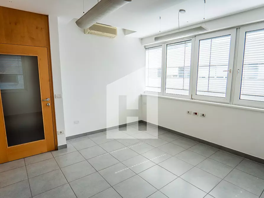 Immagine 7 di Ufficio in affitto  a Bolzano