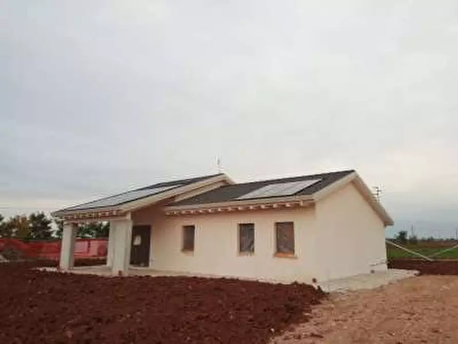 Immagine 2 di Villa in vendita  a Prata Di Pordenone