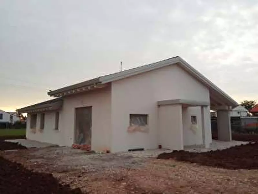 Immagine 3 di Villa in vendita  a Prata Di Pordenone