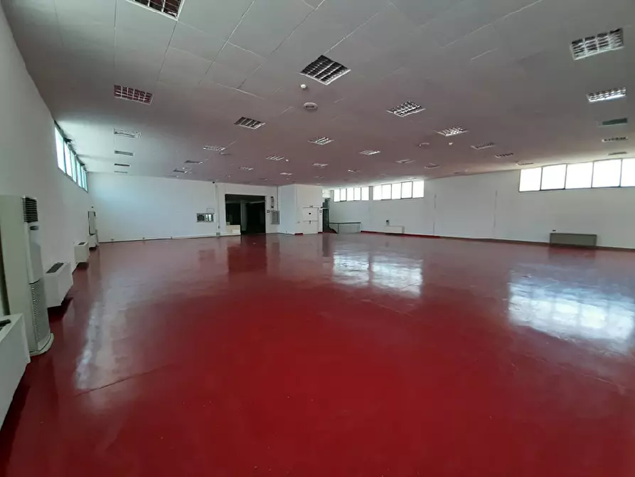 Immagine 18 di Locale commerciale in vendita  in Via per desenzano a Salò