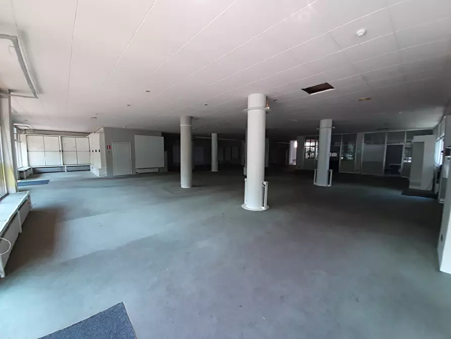 Immagine 11 di Locale commerciale in vendita  in Via per desenzano a Salò