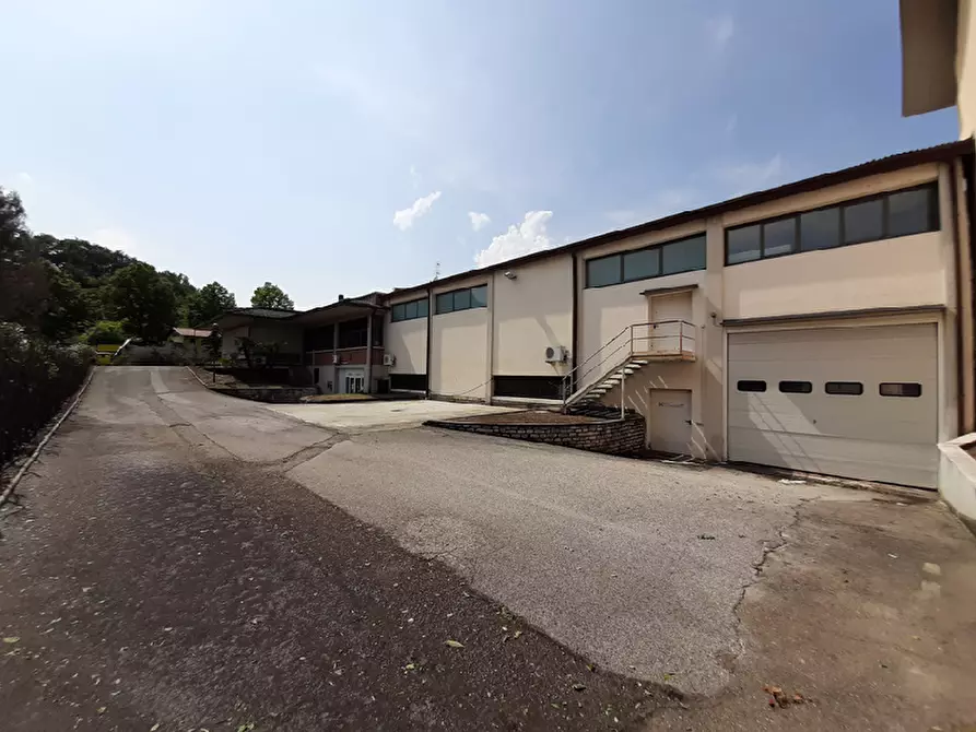 Immagine 10 di Locale commerciale in vendita  in Via per desenzano a Salò