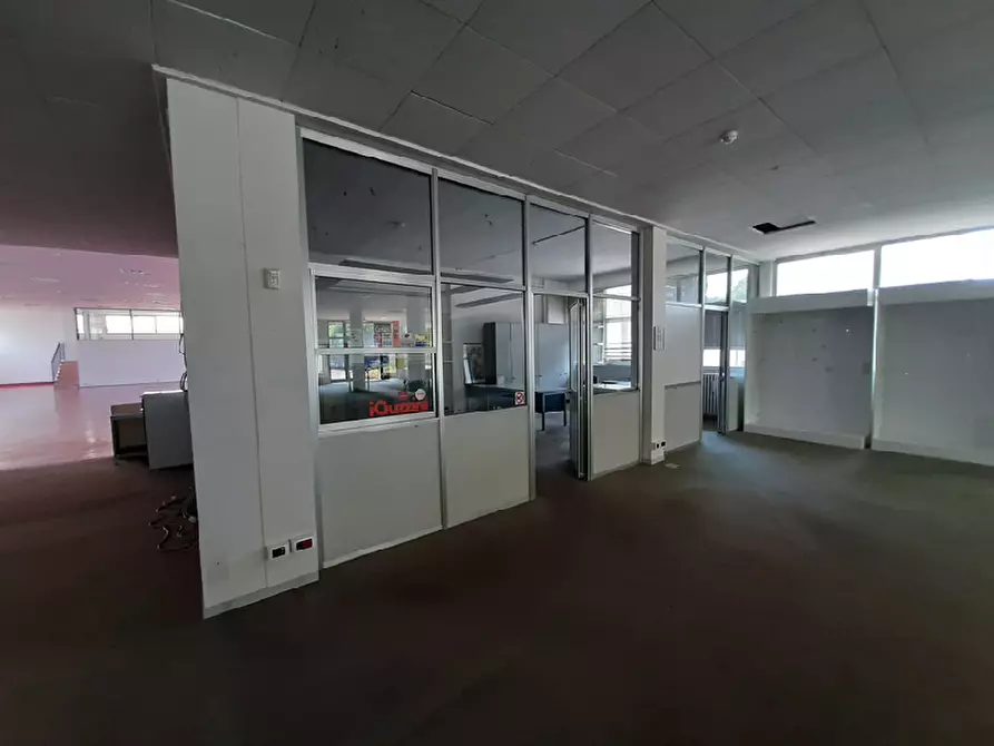 Immagine 13 di Locale commerciale in vendita  in Via per desenzano a Salò