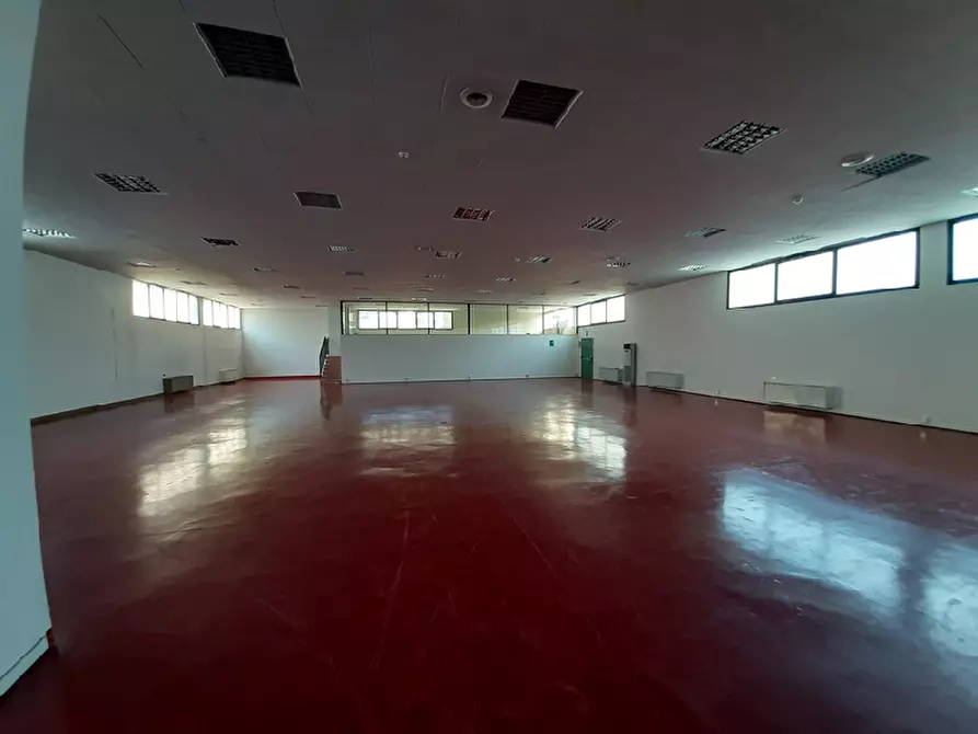 Immagine 16 di Locale commerciale in vendita  in Via per desenzano a Salò