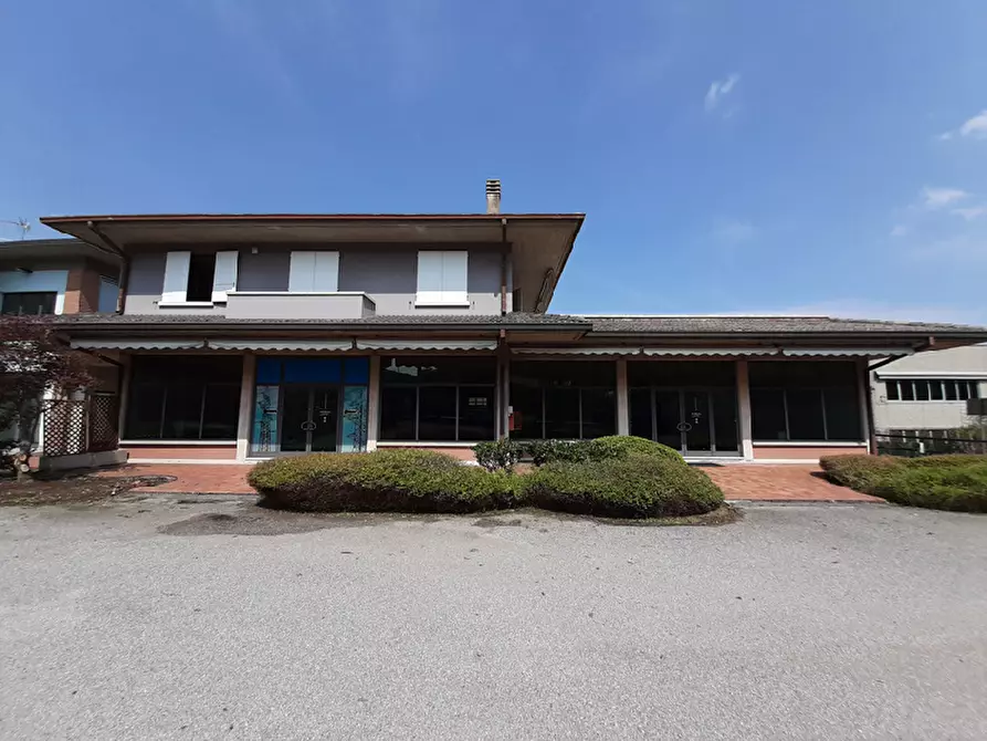 Immagine 5 di Locale commerciale in vendita  in Via per desenzano a Salò