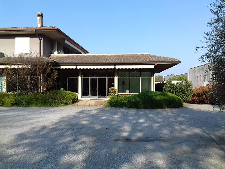 Immagine 20 di Locale commerciale in vendita  in Via per desenzano a Salò