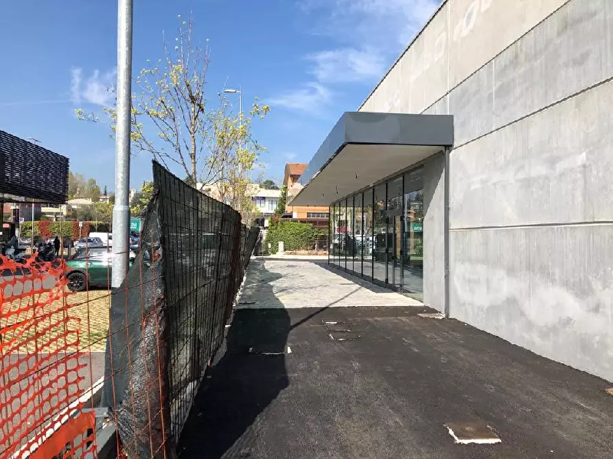 Immagine 6 di Locale commerciale in vendita  in Viale Marconi, 142 a Desenzano Del Garda