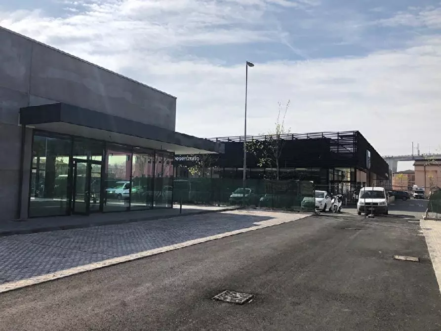 Immagine 16 di Locale commerciale in vendita  in Viale Marconi, 142 a Desenzano Del Garda