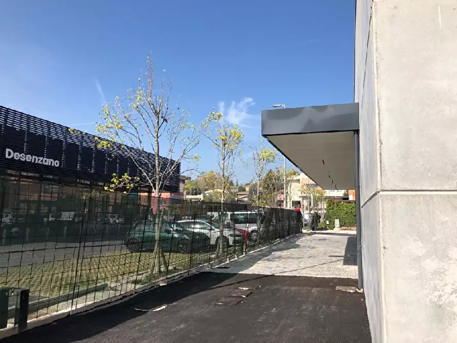 Immagine 4 di Locale commerciale in vendita  in Viale Marconi, 142 a Desenzano Del Garda