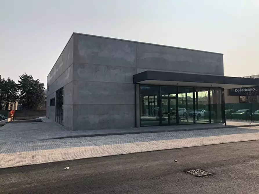 Immagine 1 di Locale commerciale in vendita  in Viale Marconi, 142 a Desenzano Del Garda