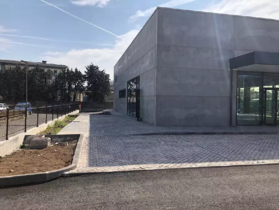 Immagine 3 di Locale commerciale in vendita  in Viale Marconi, 142 a Desenzano Del Garda