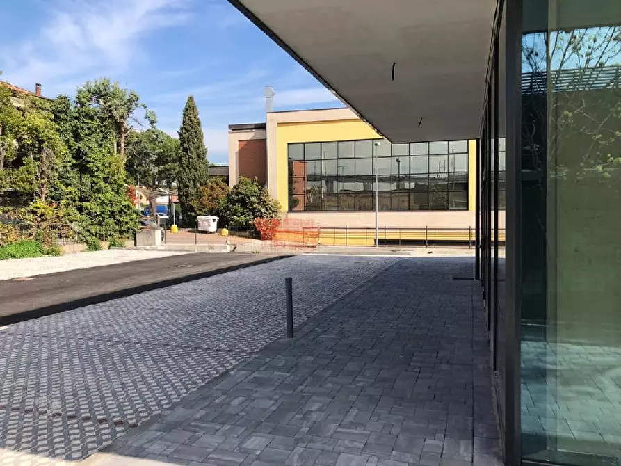 Immagine 8 di Locale commerciale in vendita  in Viale Marconi, 142 a Desenzano Del Garda