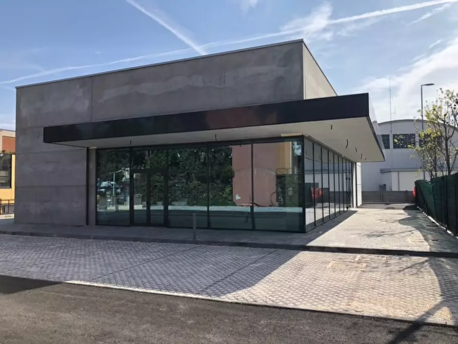 Immagine 11 di Locale commerciale in vendita  in Viale Marconi, 142 a Desenzano Del Garda