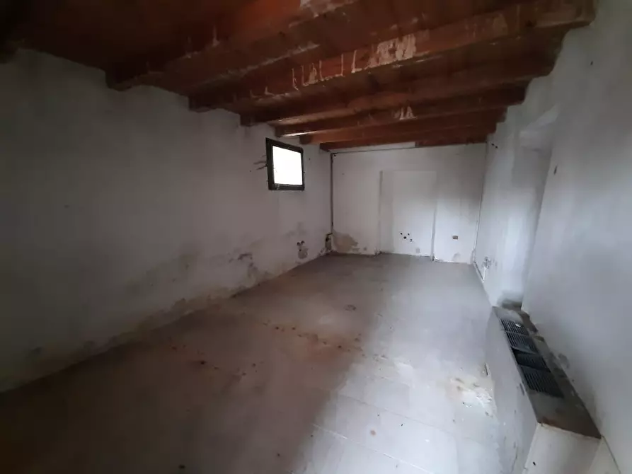 Immagine 8 di Negozio in vendita  in Via Giacomo Puccini a Roè Volciano