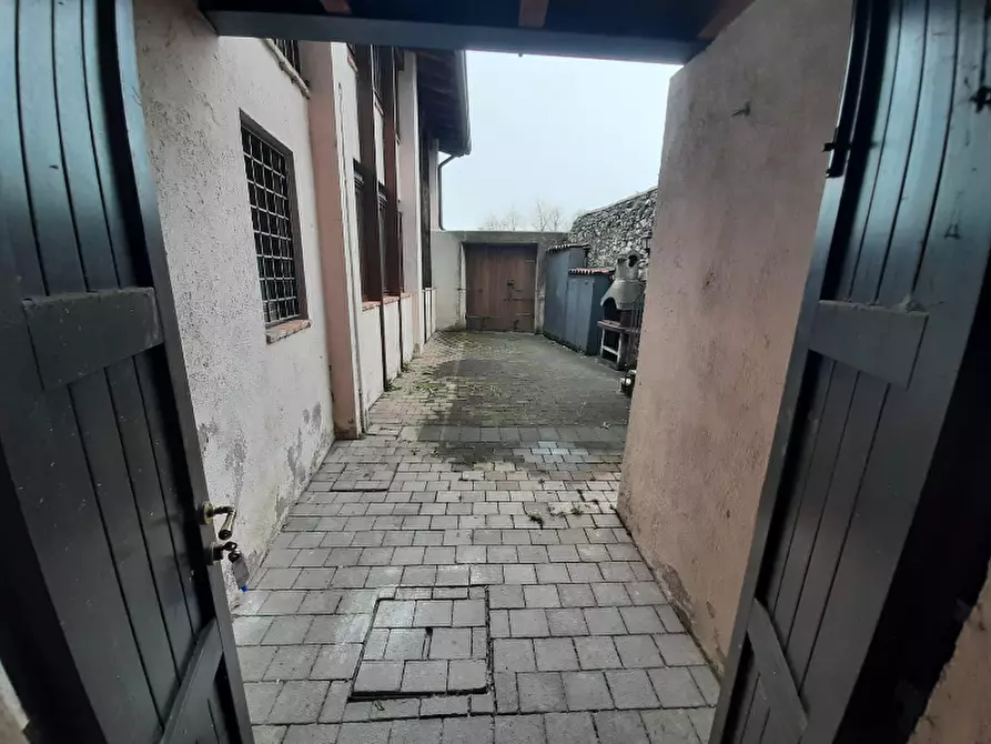 Immagine 10 di Negozio in vendita  in Via Giacomo Puccini a Roè Volciano