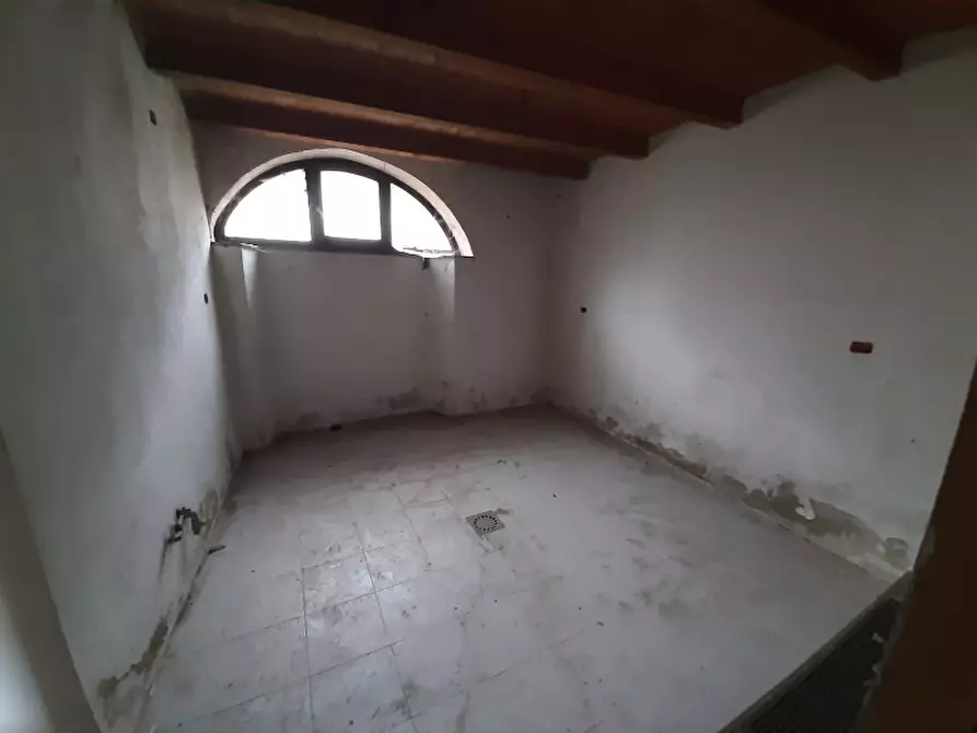 Immagine 9 di Negozio in vendita  in Via Giacomo Puccini a Roè Volciano